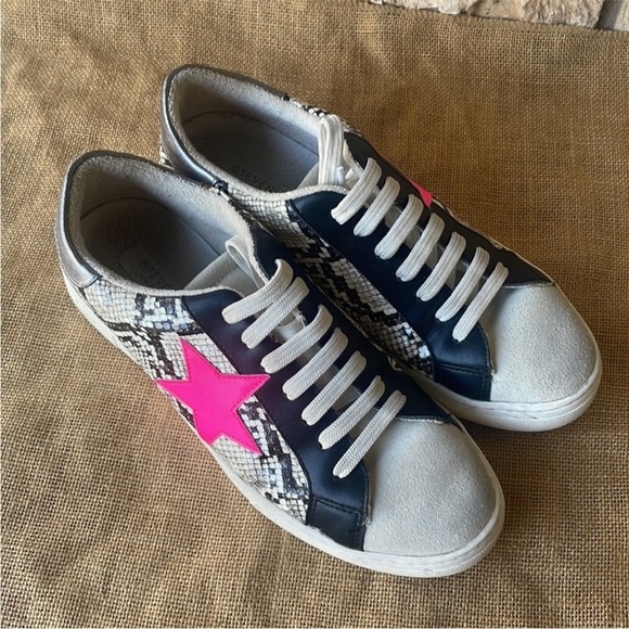 STEVEN BY STEVE MADDEN RUBIE SNAKE PINK STAR DISTRESSED SNEAKER
Size 10 - Picture 7 of 15